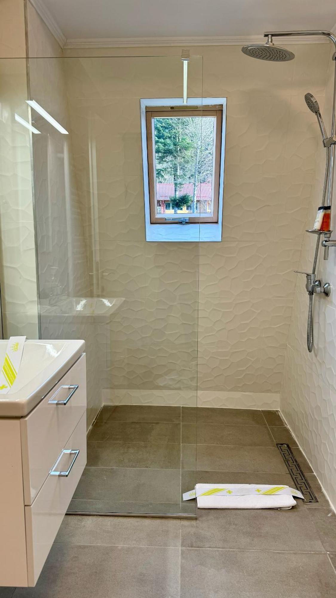 Busteni Mountain View Suites By The River - Ev Plug المظهر الخارجي الصورة